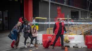 Refugiados ucranianos camino de un hotel ofrecido por Cruz Roja, este martes.