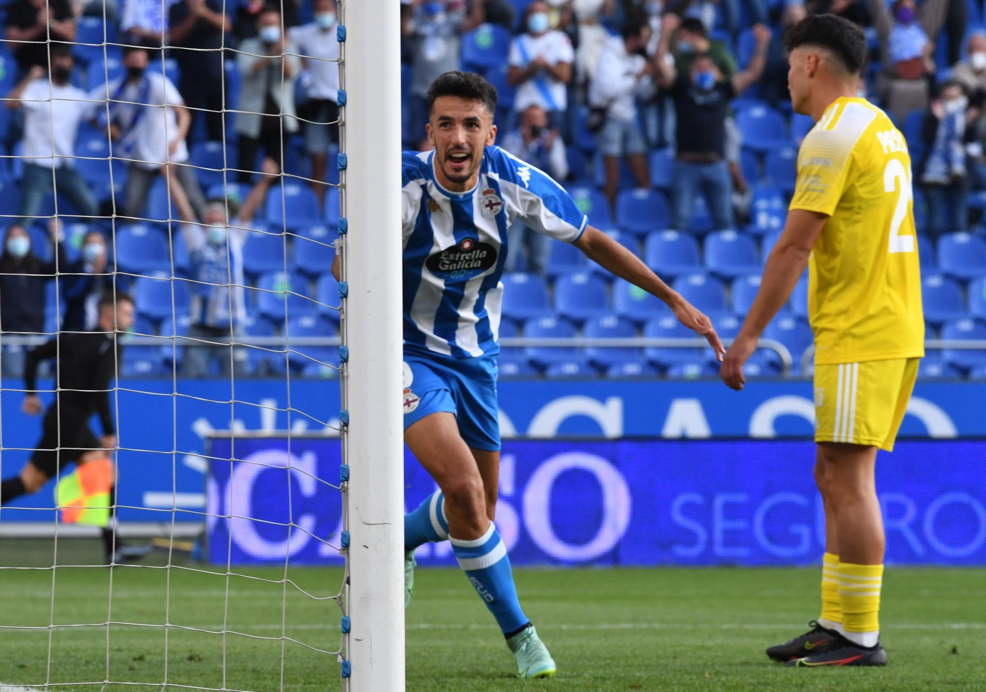 El Deportivo le gana al Badajoz y sigue de líder