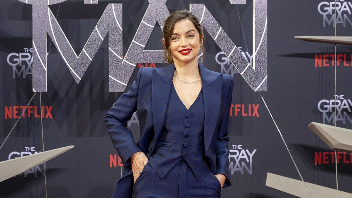 Ana de Armas con traje de chaqueta con chaleco en el estreno de The Gray Man