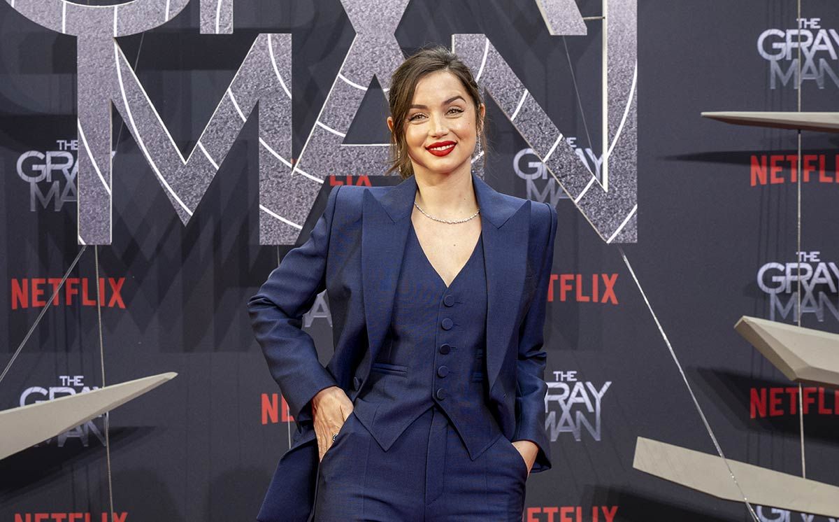 Ana de Armas con traje de chaqueta con chaleco en el estreno de The Gray Man