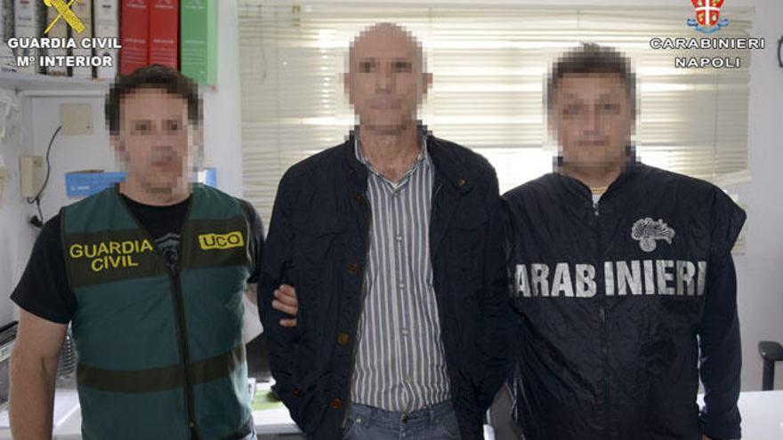 Imagen facilitada por la Guardia Civil de la detención de Lucio Morrone.