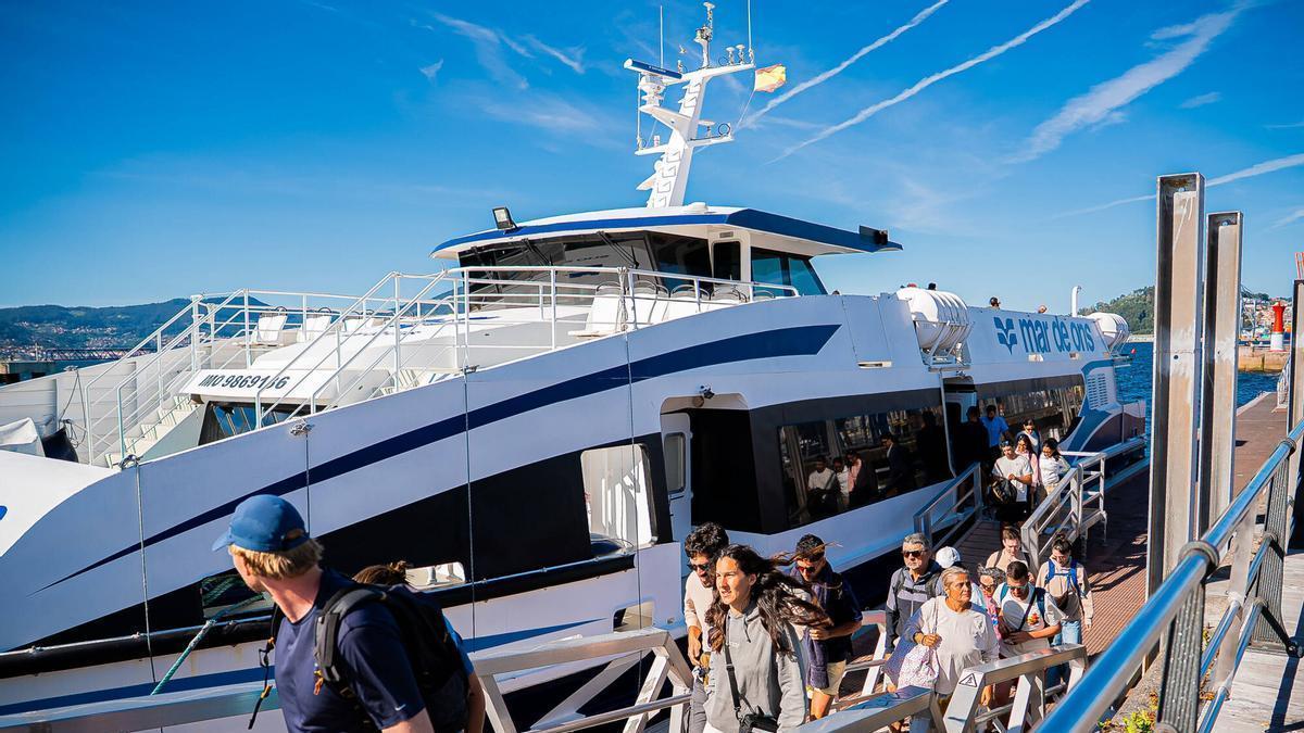 Viajeros desembarcan de un barco de Mar de Ons en Vigo este verano