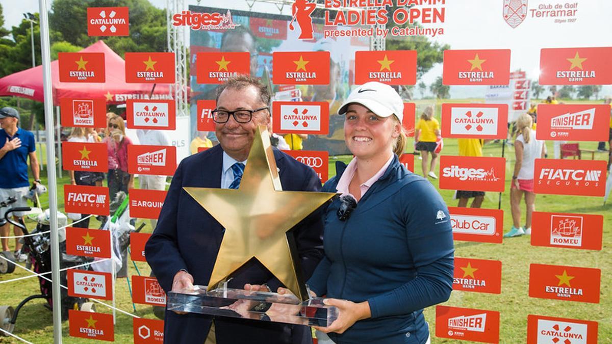 Maja Stark fue la campeona en Golf Terramar, que recibió el trofeo de manos de Ramon Agenjo (Estrella Damm)