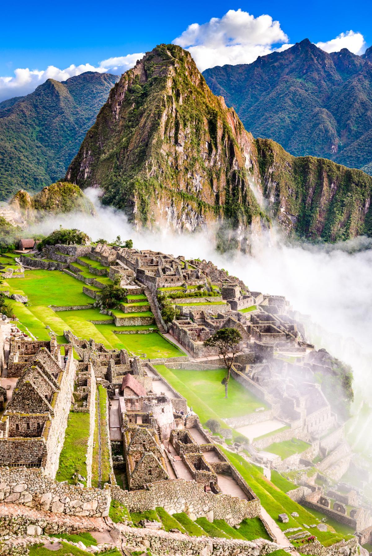 Machu Picchu permanece escondida entre las cumbres y la vegetación de los Andes.