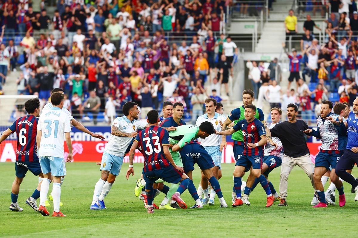 Los jugadores de Real Zaragoza y SD Huesca, en plena tangana tras la agresión de Andrada a Pulido.