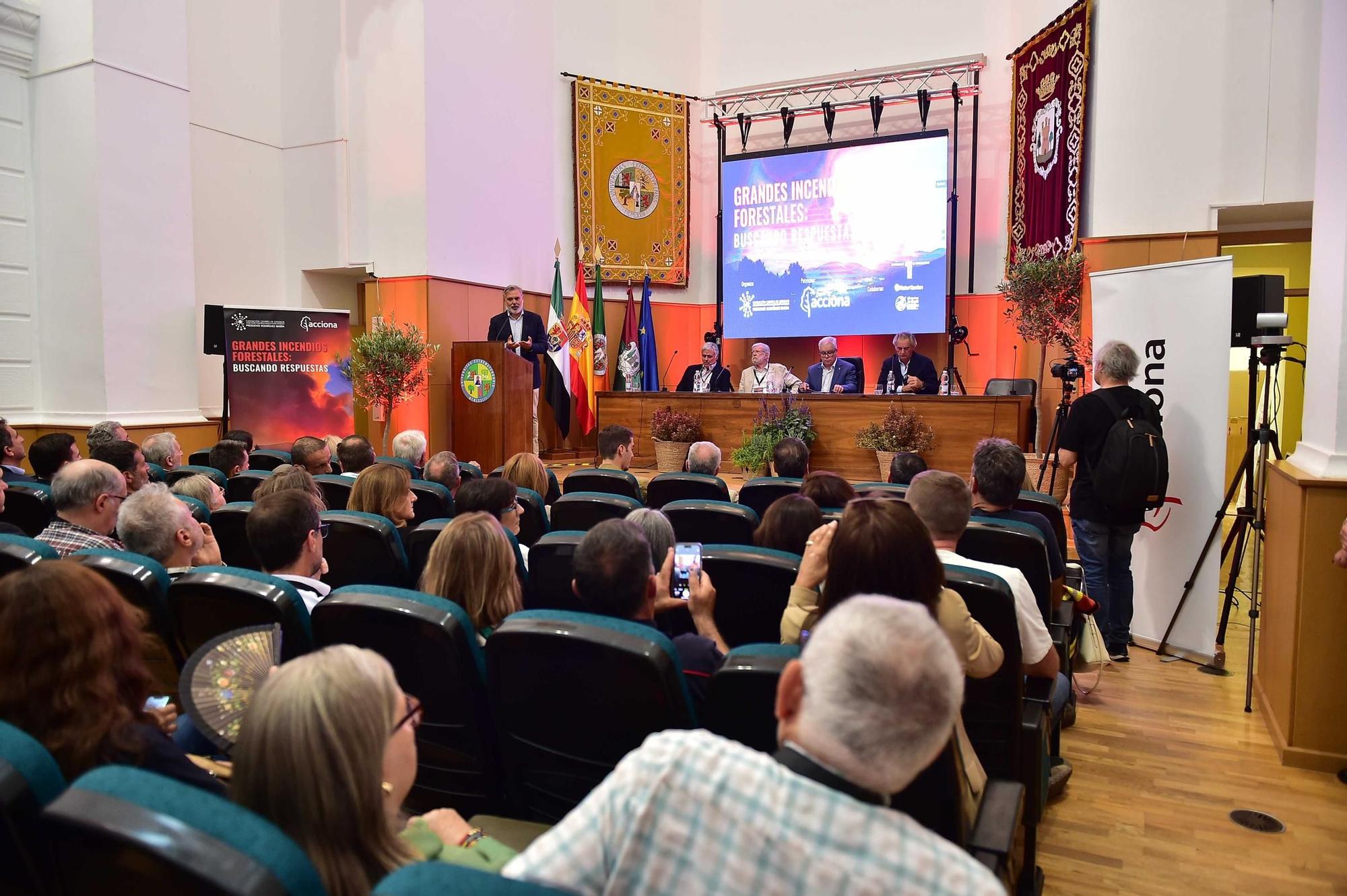 FOTOGALERÍA |  Congreso sobre grandes incendios forestales en el centro universitario de Plasencia