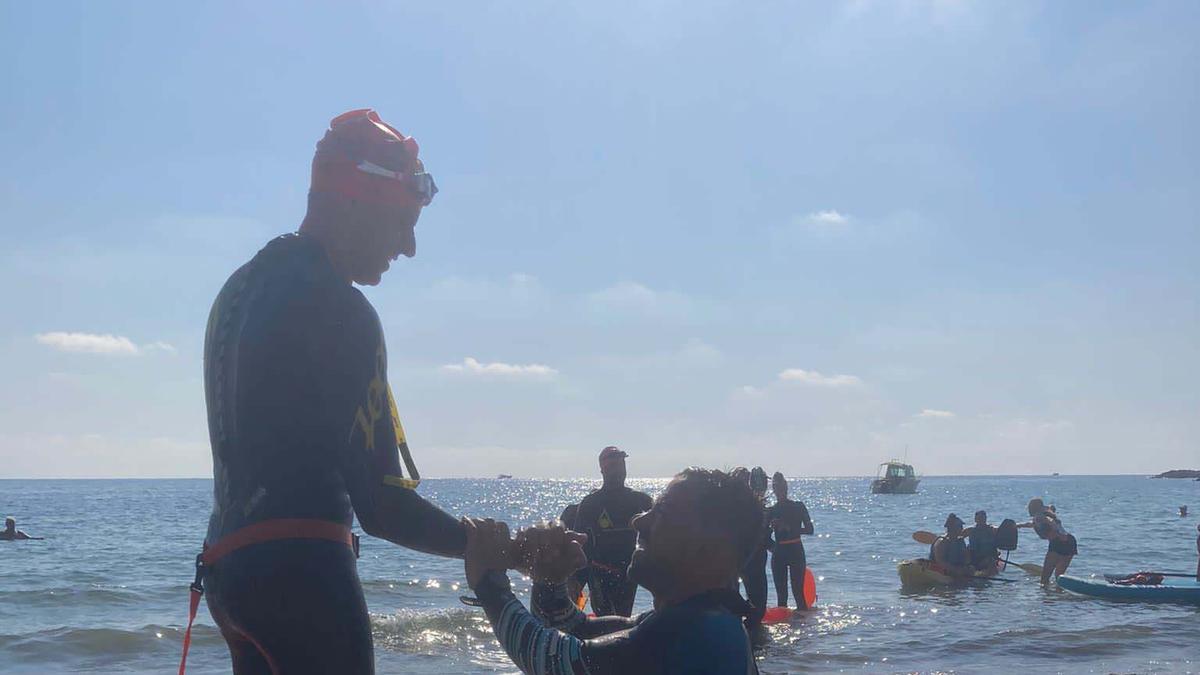 El paratriatleta Javier Vergara cumple con éxito su reto de 5km de natación por una causa benéfica