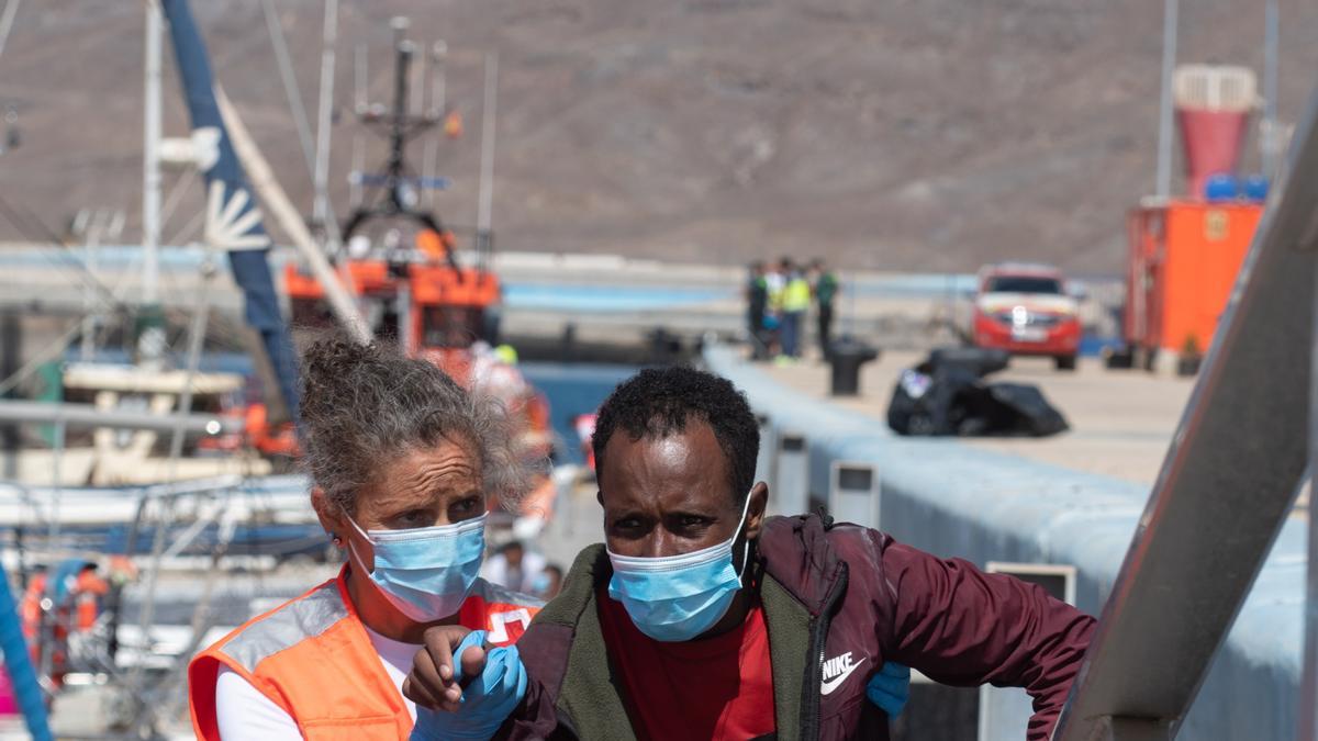 Rescatan una neumática con 55 migrantes, entre ellos dos menores, cerca de Fuerteventura