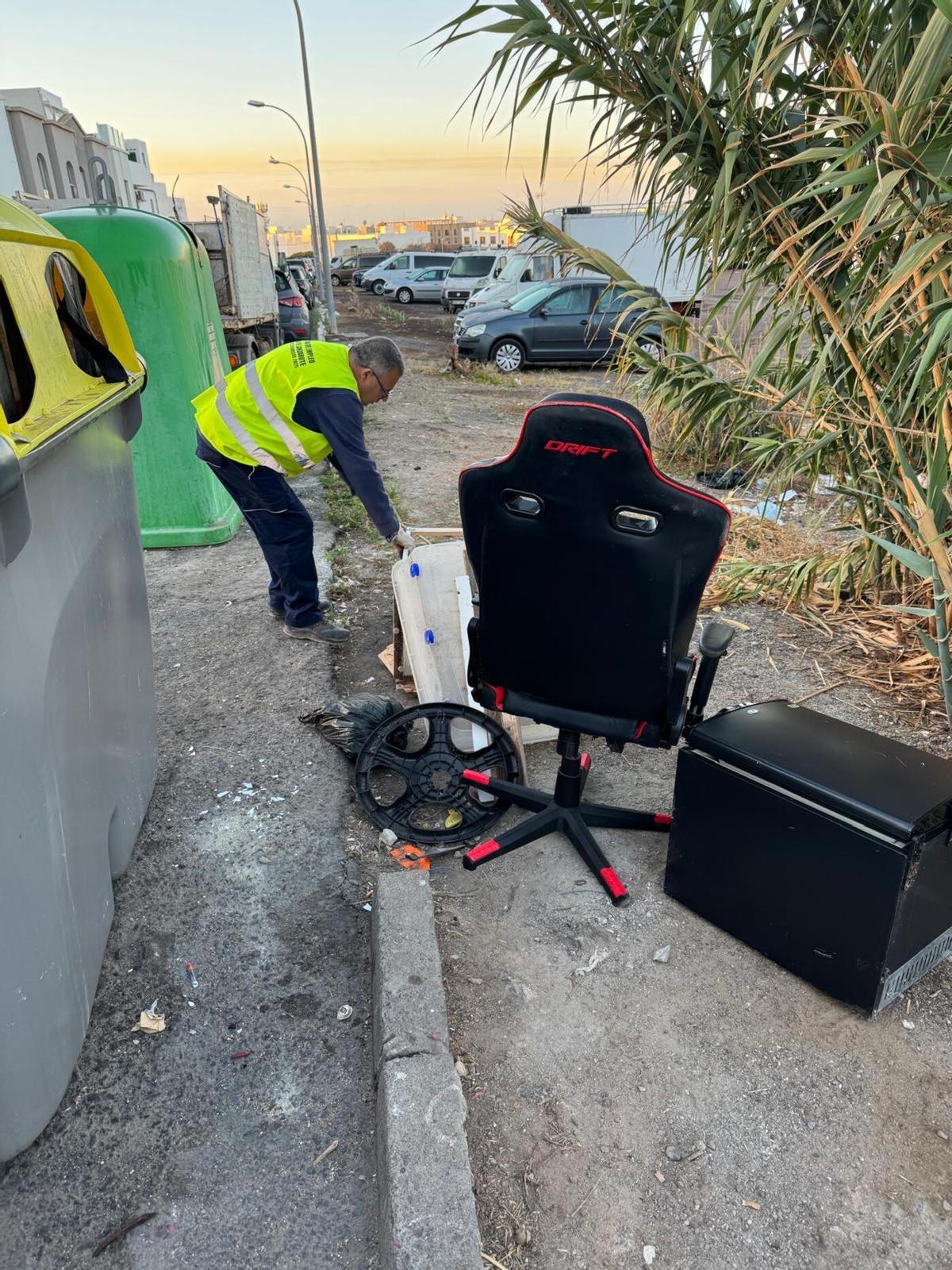 Enseres tirados en calles de Arrecife