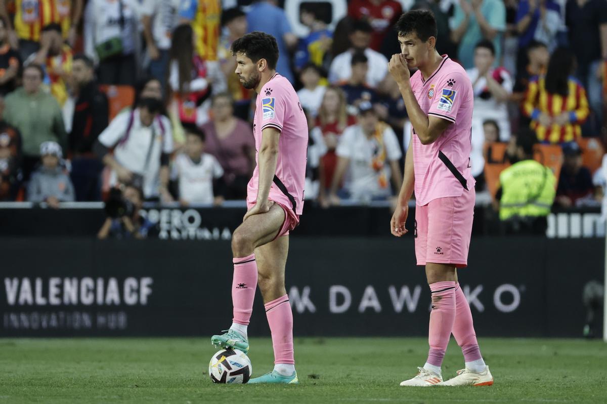 Los jugadores del Espanyol al término del partido de Liga en Primera División que Valencia CF y RCD Espanyol han disputado en el estadio de Mestalla. EFE/Biel Aliño