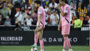 Los jugadores del Espanyol al término del partido de Liga en Primera División que Valencia CF y RCD Espanyol han disputado en el estadio de Mestalla. EFE/Biel Aliño