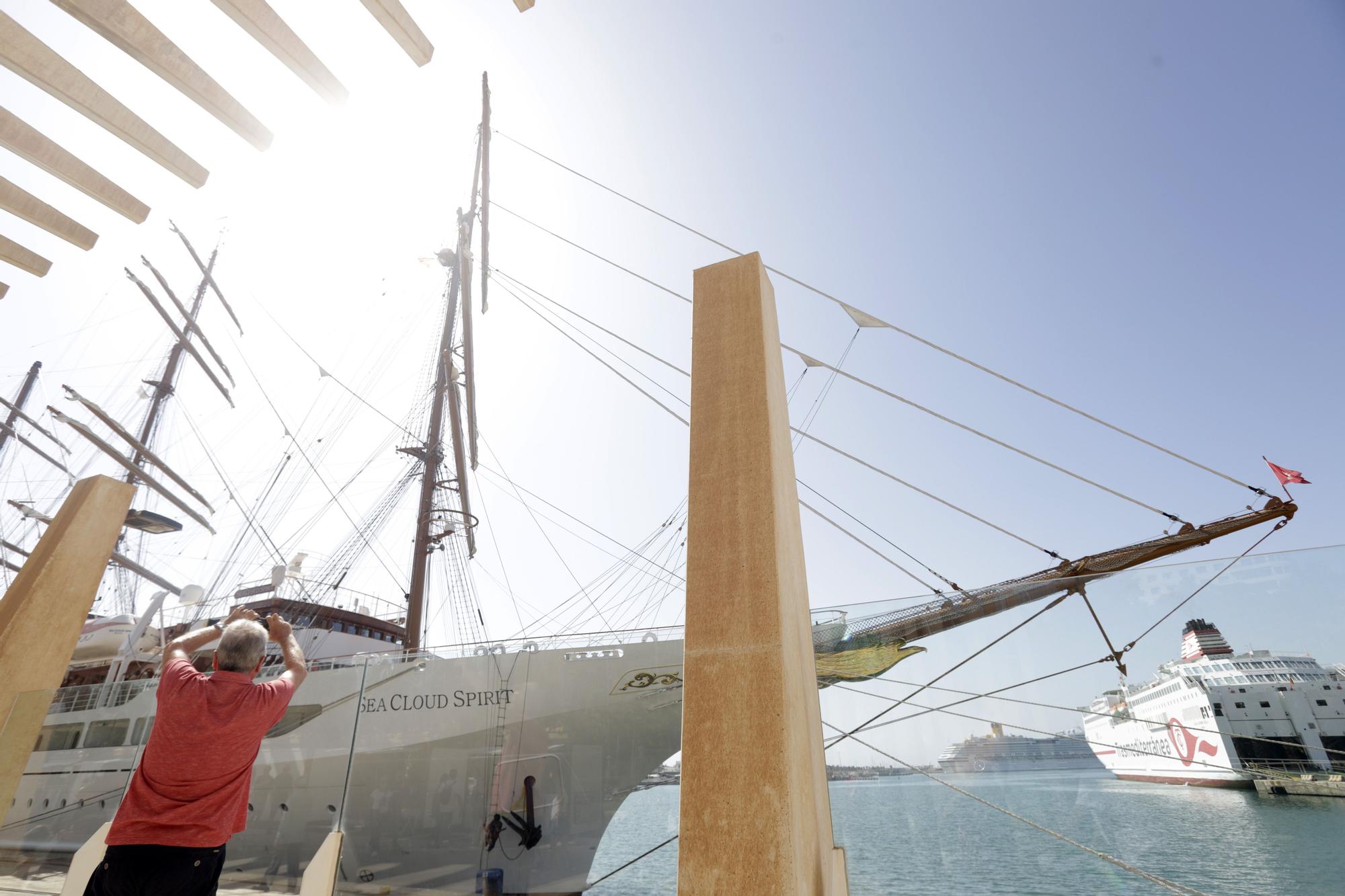 El lujoso 'Sea Cloud Spirit' atraca en el Palmeral del Puerto de Málaga