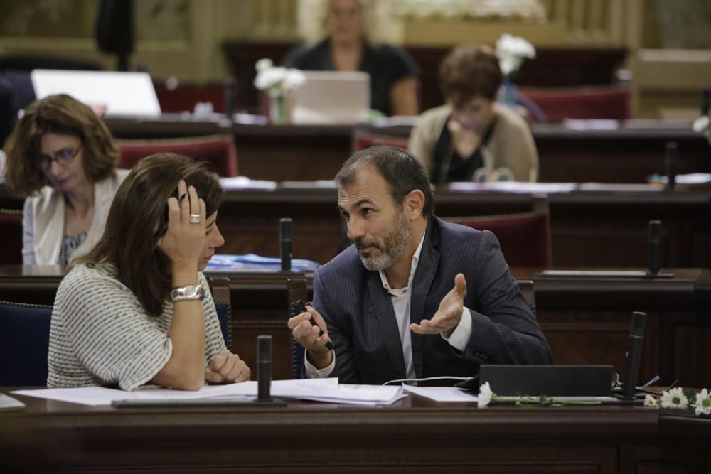 Tensa jornada en el Parlament