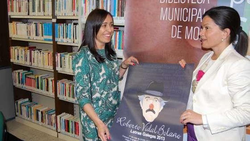 Sara Cebreiro y Nidia Arévalo con el cartel anunciador  // Faro
