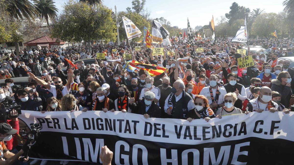 La primera gran manifestación se produjo el 8 de mayo de 2021 y el valencianismo dijo ‘basta’. Meses después, el 11-D, las plataformas aparcaron sus diferencias y se unieron por el final de Meriton