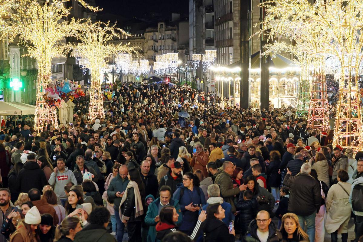 Las calles del centro de Vigo repletas de visitantes para disfrutar de las luces