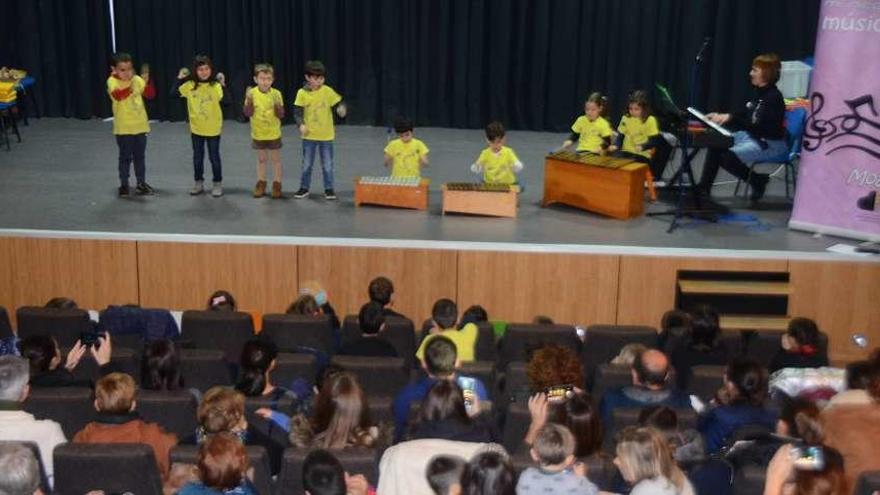 Los alumnos más pequeños del centro moañés, actuaron ayer en Quintela.  // Gonzalo Núñez