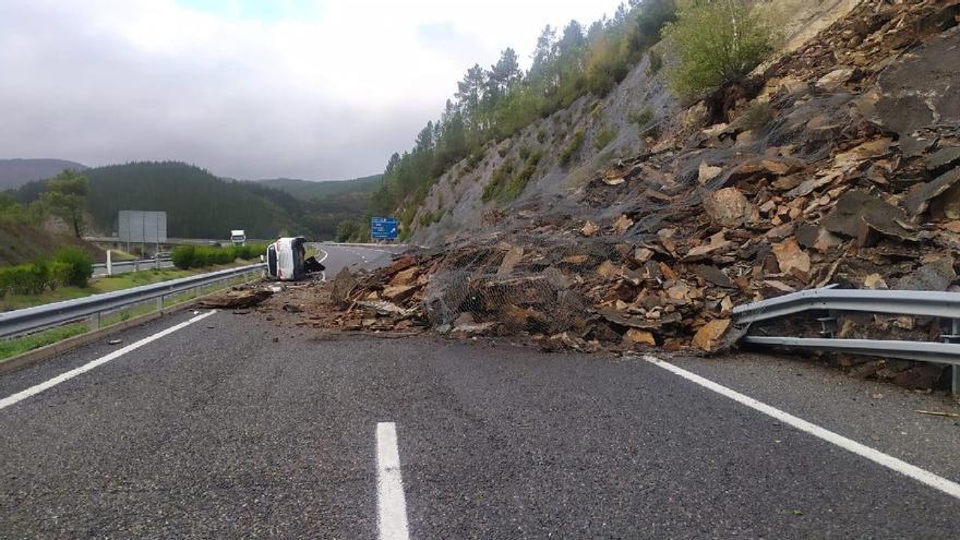 Complicaciones en la conexión con la Meseta: cortado el desvío provisional del A-6 por la colisión entre dos camiones