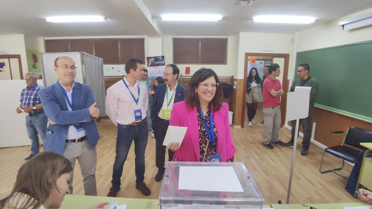 Beatriz Asensio en el Centro Permanente de Adultos durante su votación.