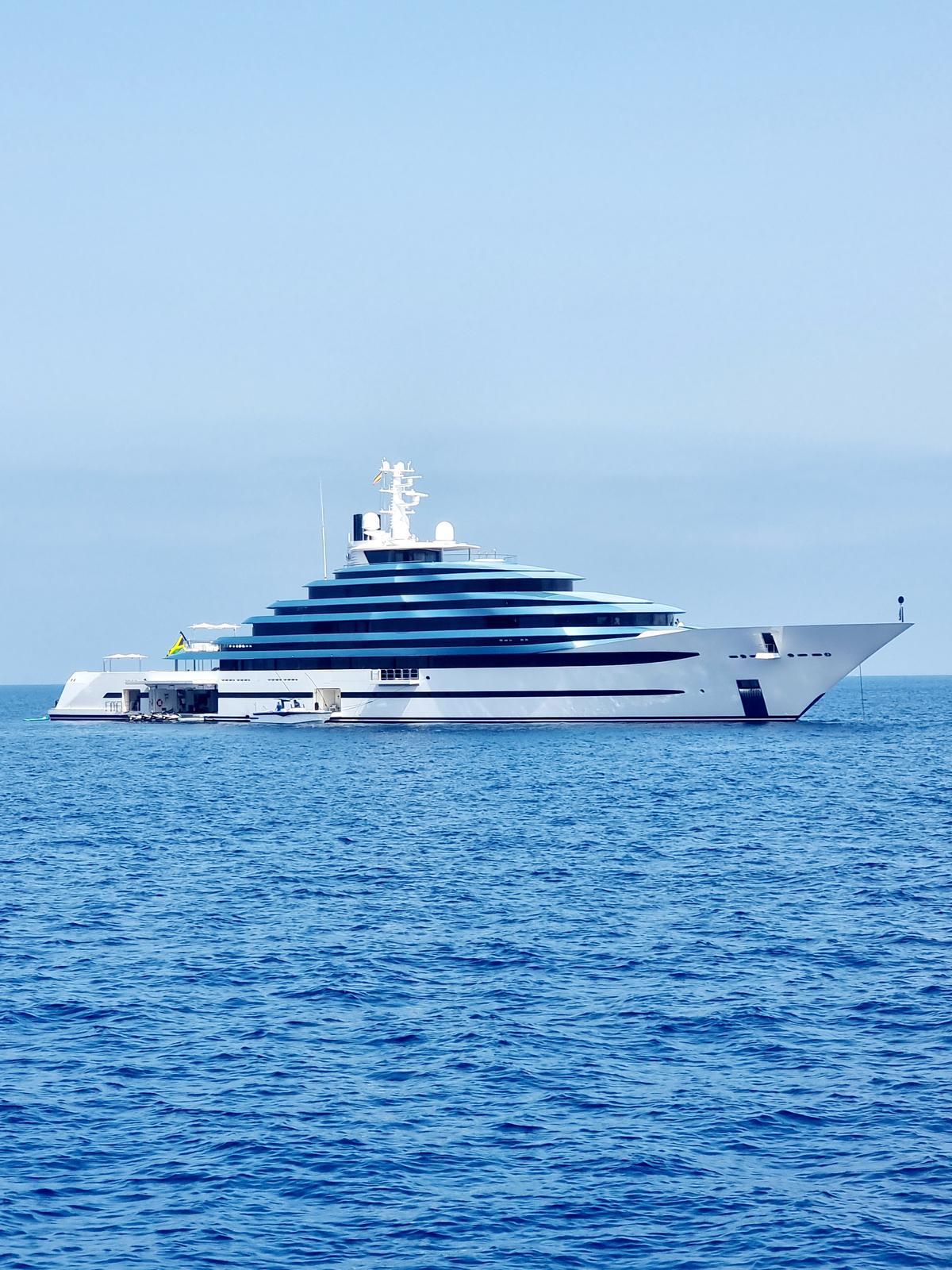 El yate 'Kaos', frente al puerto de Sóller.