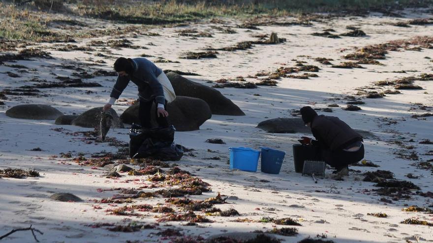 La marea plástica cerca ya las rías de Vigo y Arousa: &quot;Es como el ‘Prestige’, pero de color blanco”