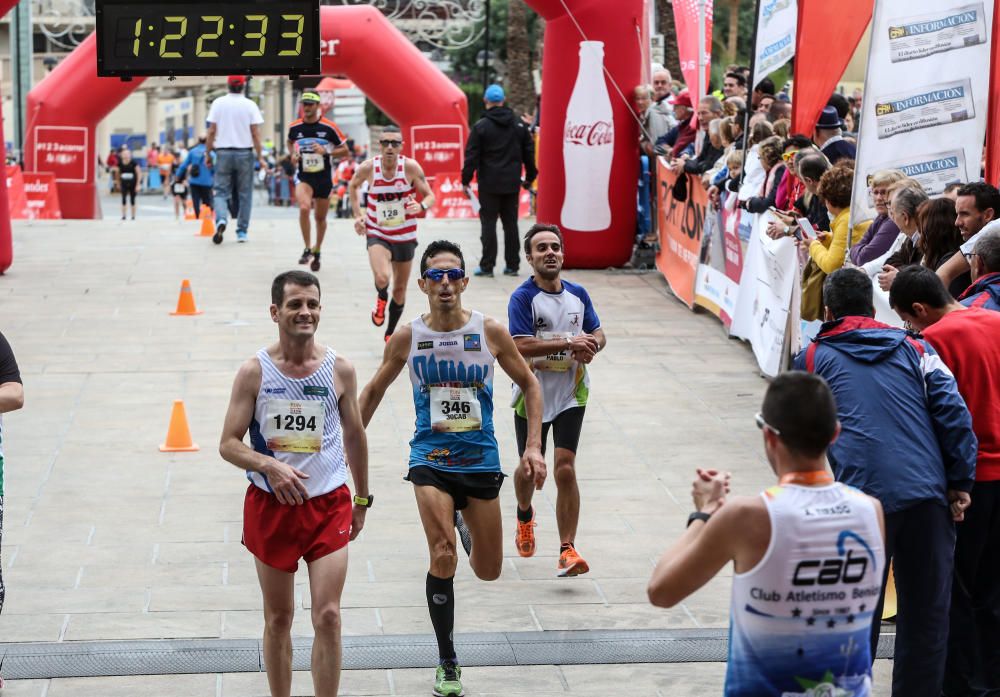 Los veteranos atletas triunfan en la prueba de Benidorm que reunió a más de 2.500 deportistas.