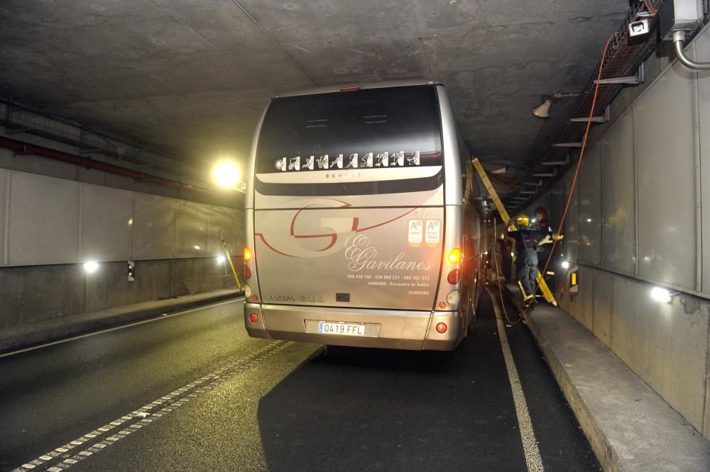 Un autobús escolar, atrapado en el túnel de María