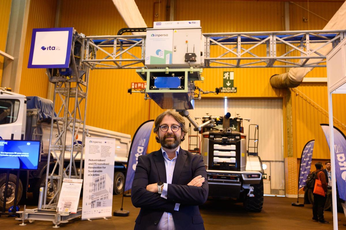 David Díez, responsable de desarrollo de negocio del Instituto Tecnológico de Aragón, frente a la impresora 3D robótica que prevé revolucionar el sector de la rehabilitación.