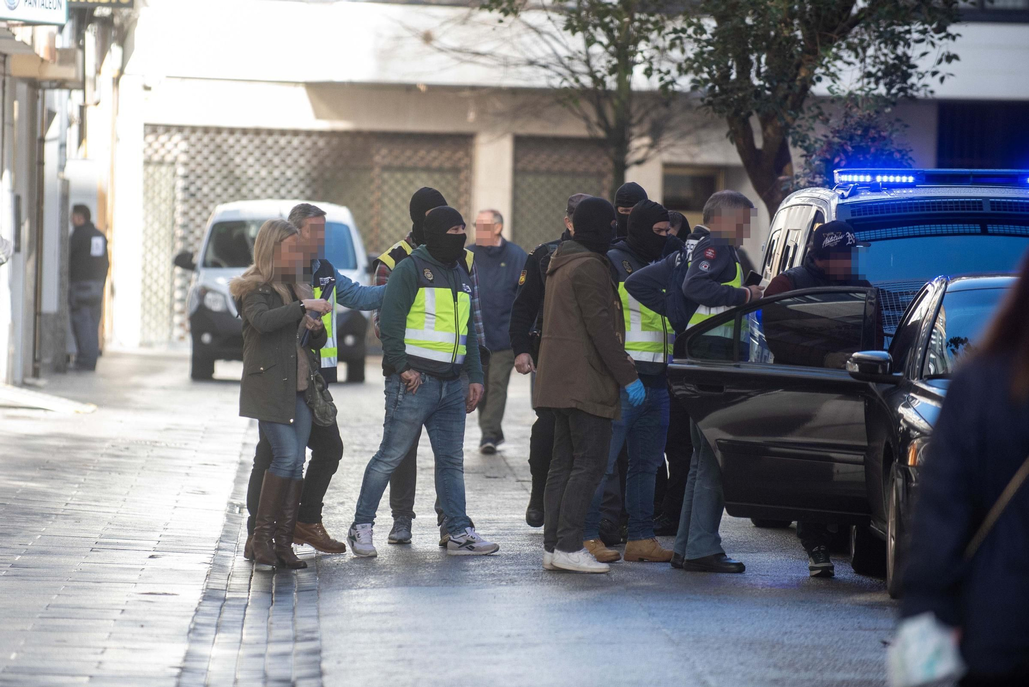 La Policía Nacional registra varios domicilios en A Coruña relacionados con el menudeo de drogas