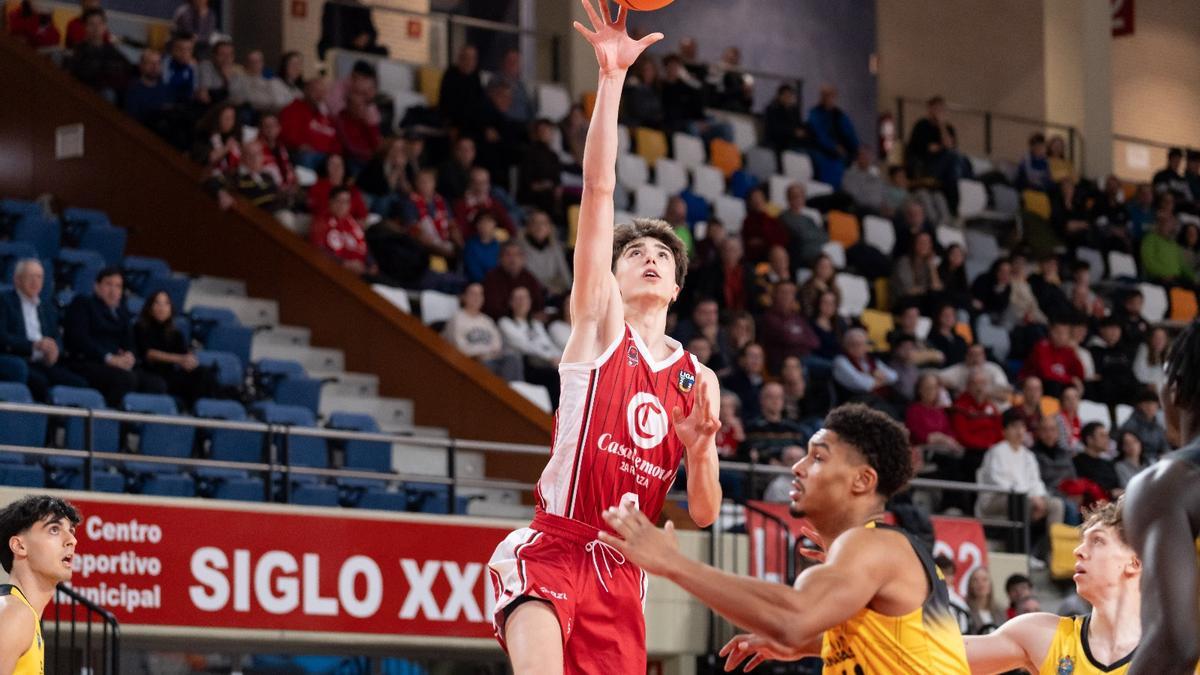 Lukic, lanzando a canasta en el duelo ante el CB Canarias.