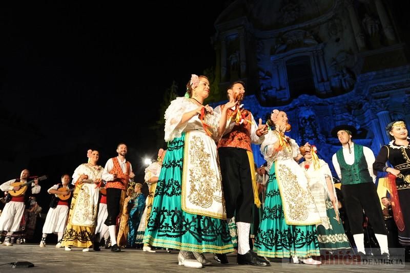 La Antorcha de la Amistad y el Moneo brillan en colores con motivo de este Festival Internacional de Folclore