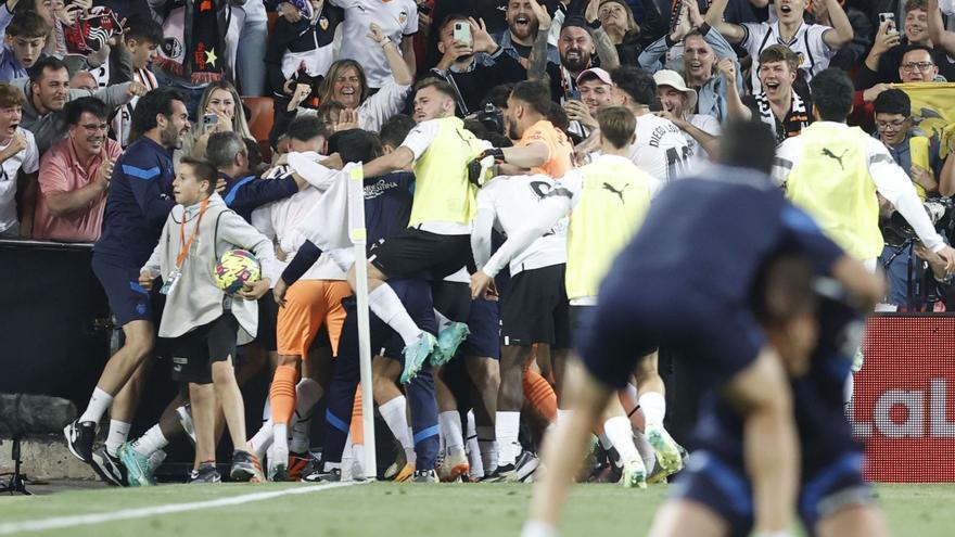 Futbolistas y aficionadoscelebran el gol de Javi Guerra.  efe/kai försterling