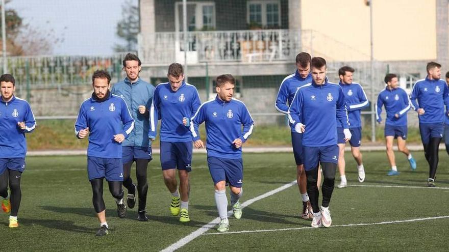 Los jugadores del Real Avilés, durante un entrenamiento en Miranda.