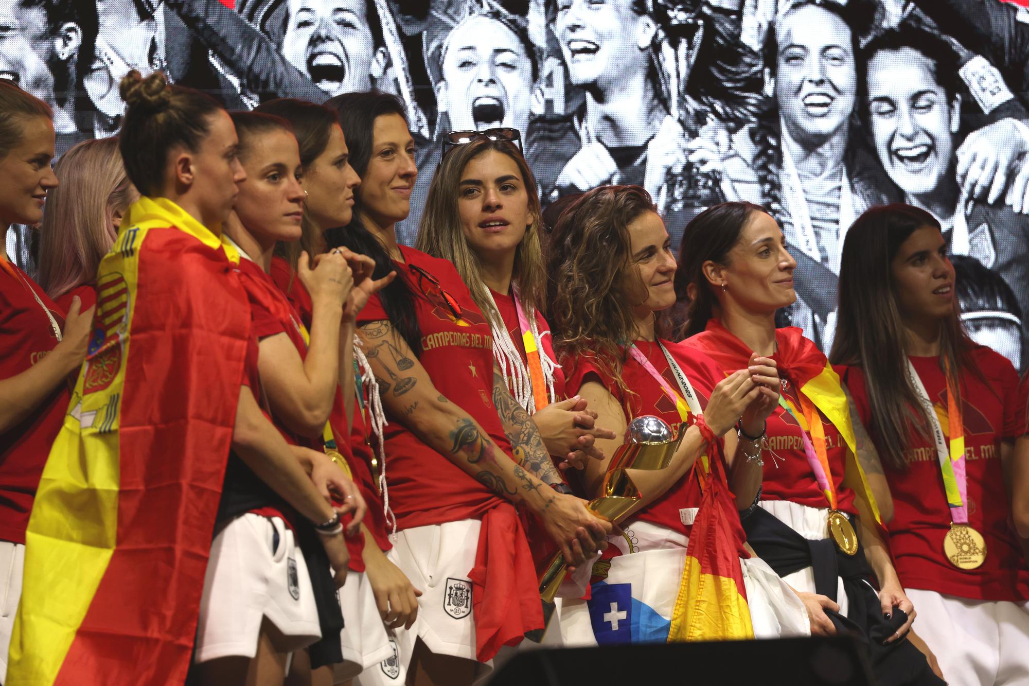 So feierten Spaniens Fußballweltmeisterinnen nach ihrer Ankunft in Madrid