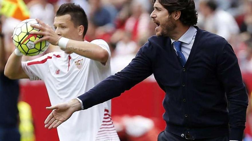 Víctor Sánchez del Amo gesticula durante el partido en presencia de Konoplyanka.