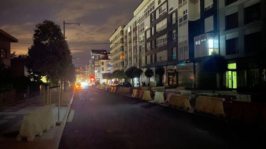 La calle Florencio Rodríguez, a oscuras por las obras en la Pola | L. P.