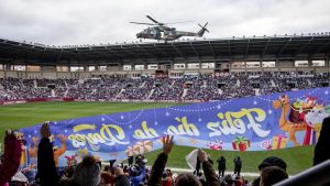 El helicóptero de los Reyes Magos llegando a Las Gaunas.