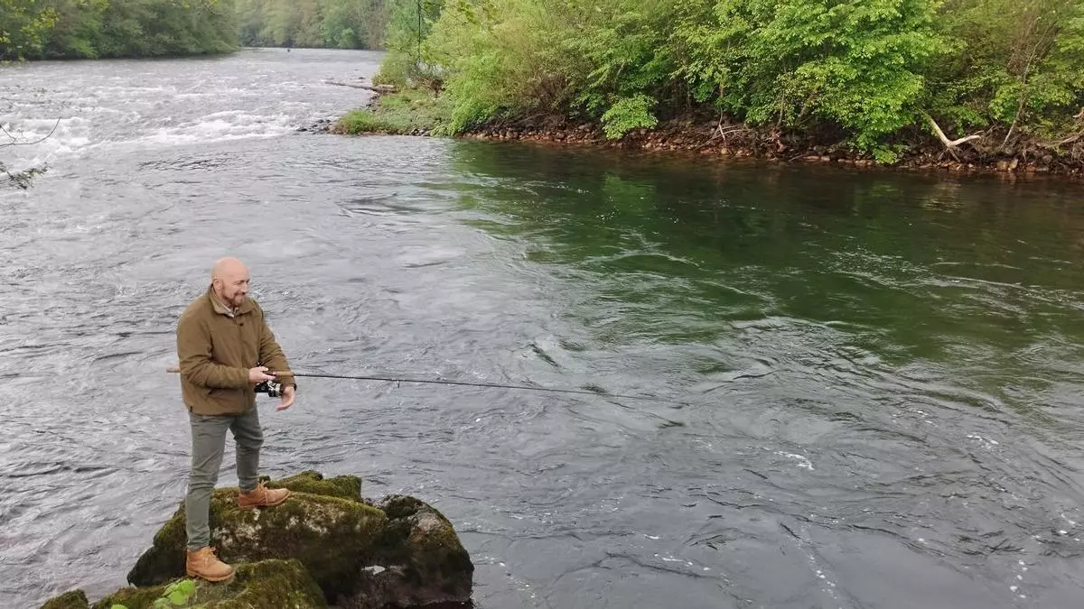 VÍDEO: Muchos pescadores en el río Narcea pero sin rastro de salmones