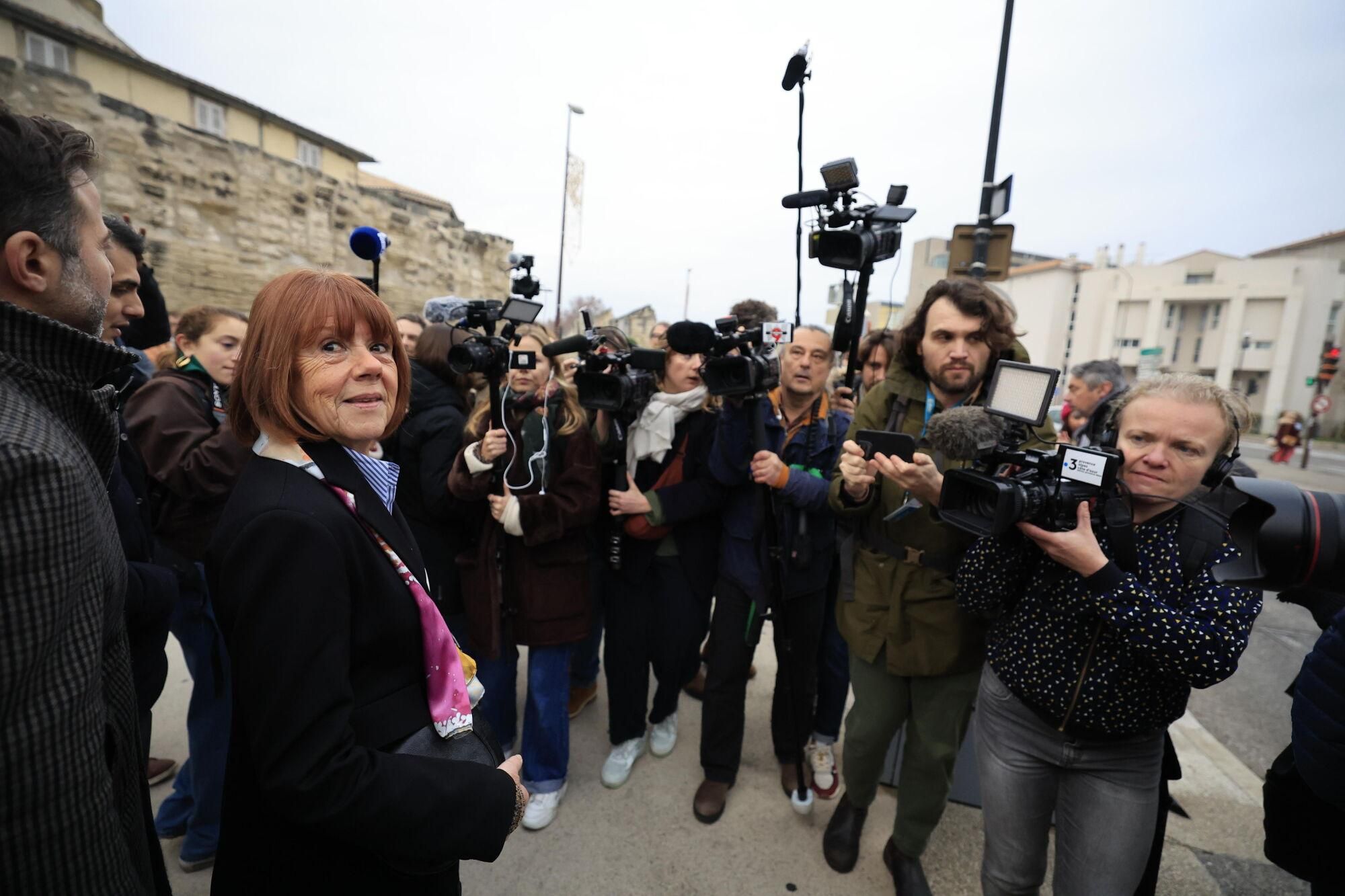 Avignon (France), 02/12/2024.- Gisele Pelicot escorted by her lawyers Stephane Babonneau and Antoine Camus, arrive at the criminal court where her husband Dominique Pelicot is on trial in Avignon, South of France, 19 December 2024. Judges will hand down verdicts on 51 men in the mass rape trial in which Dominique Pelicot is accused of drugging and raping his then-wife, Gisele Pelicot as well as inviting dozens of men to rape her while she was unconscious at their home in Mazan, France, between 2011 and 2020. (Francia) EFE/EPA/GUILLAUME HORCAJUELO