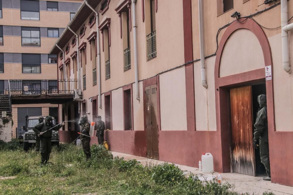 Los Boinas Verdes desinfectando el centro de salud