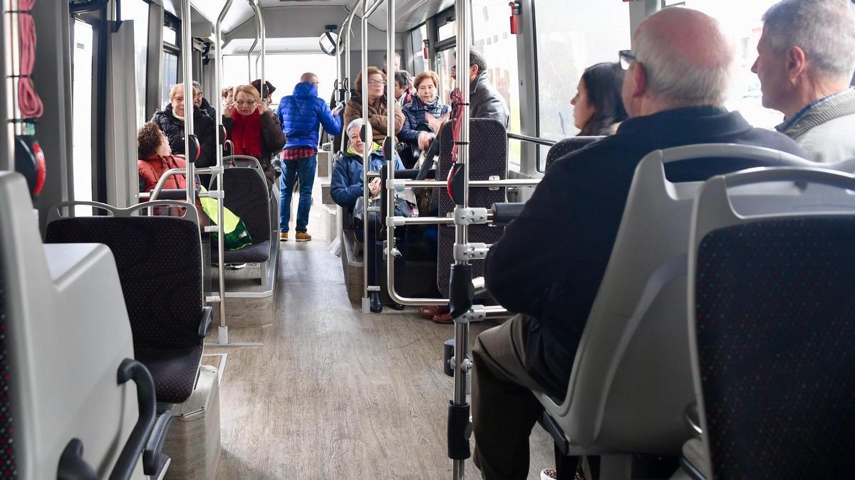 Pasajeros en el interior de un autobús metropolitano.