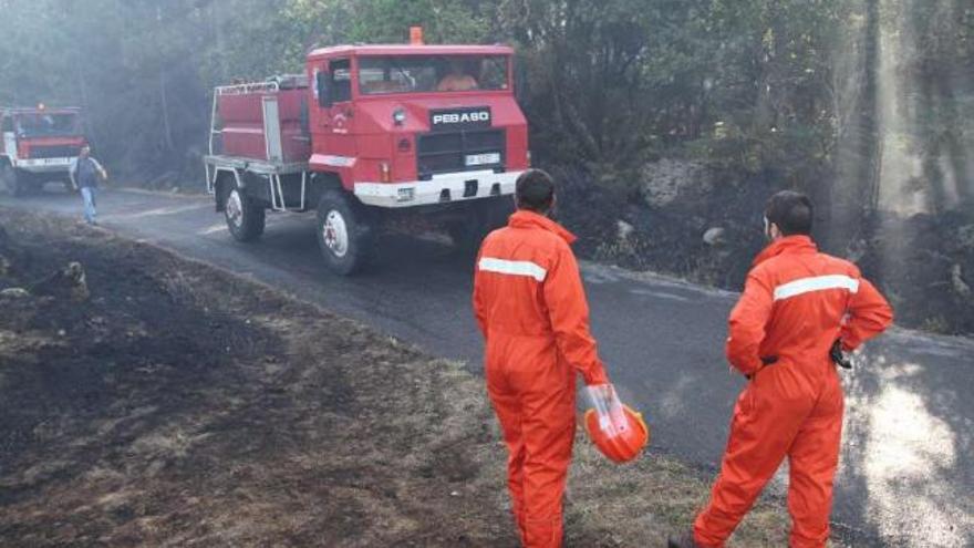 Dos trabajadores de extinción, en el incendio declarado por la tarde en Nogueira de Ramuin.  // Iñaki Osorio