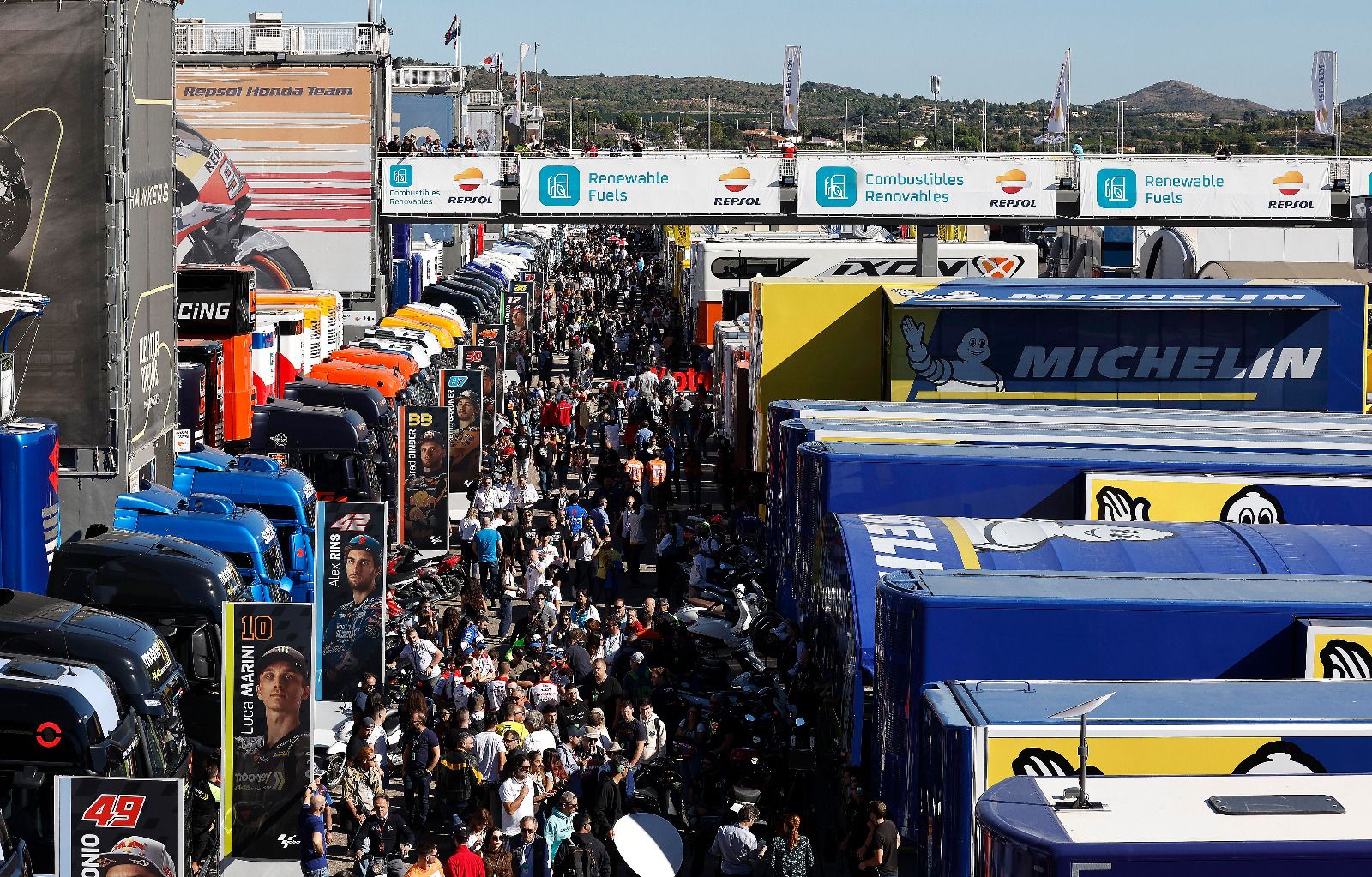 Cientos de personas acuden a Cheste para no perderse las carreras de MotoGP