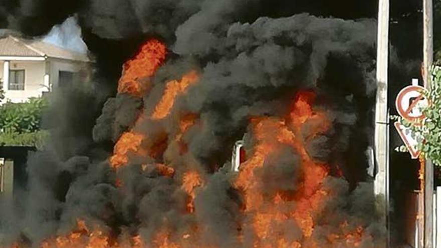 Arde un camión en la Colònia de Sant Jordi