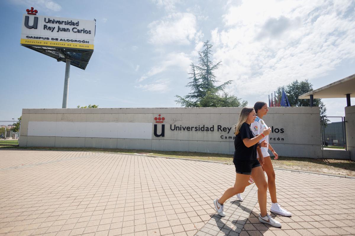 Dos personas caminan por la universidad Rey Juan Carlos (URJC) en Alcorcón.