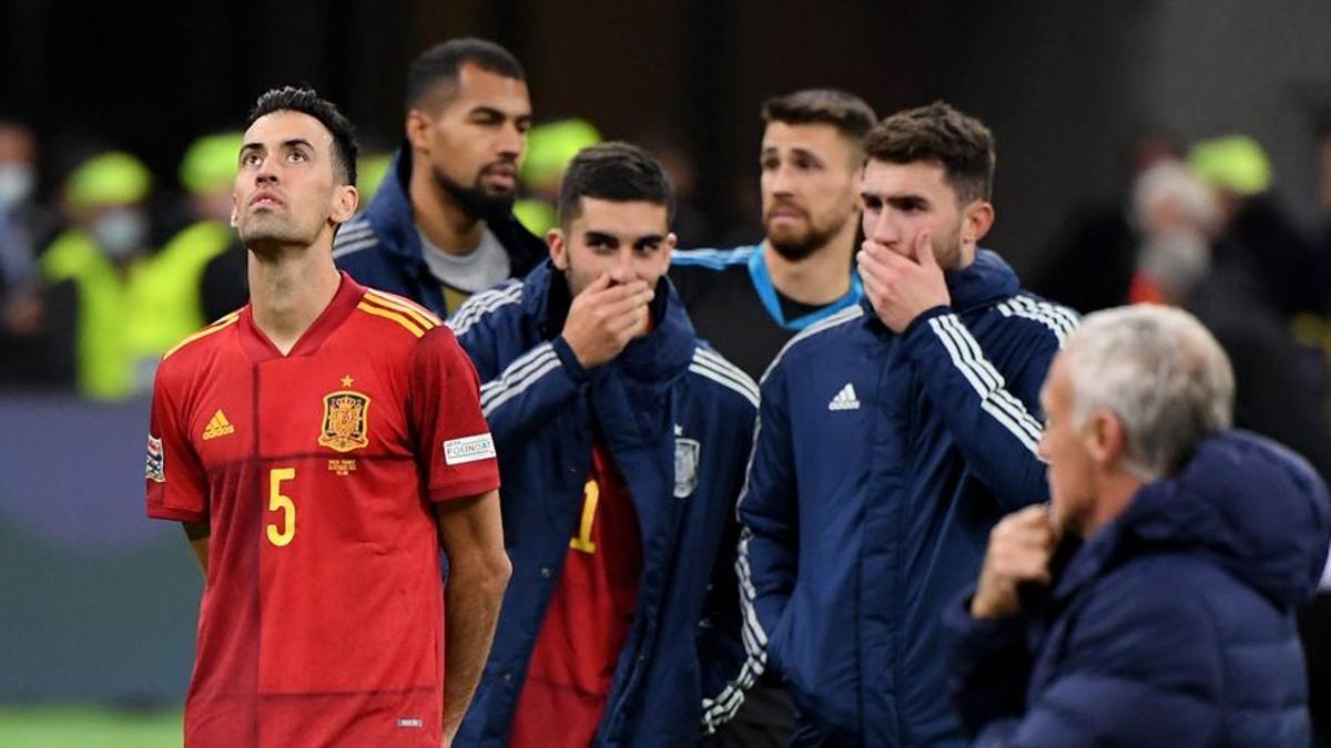 Los jugadores de la selección, tras el pitido final.