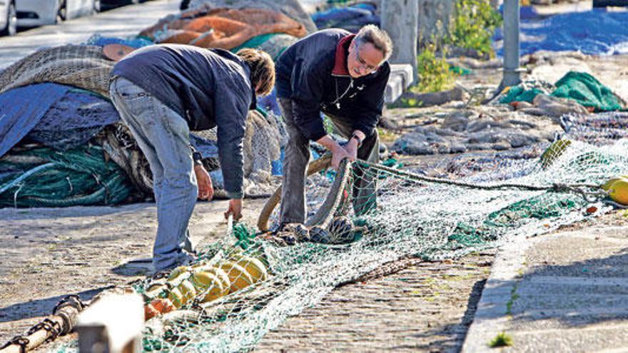 Pescadores trabajan con las redes en el muelle viejo de Palma, en una imagen de archivo.