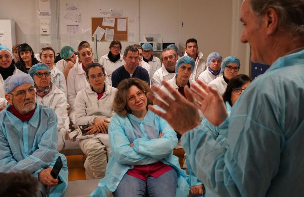 «Los libros, a las fábricas» acerca al escritor de «Incertiduble» a una quesería de Santa Cristina. | Cedida