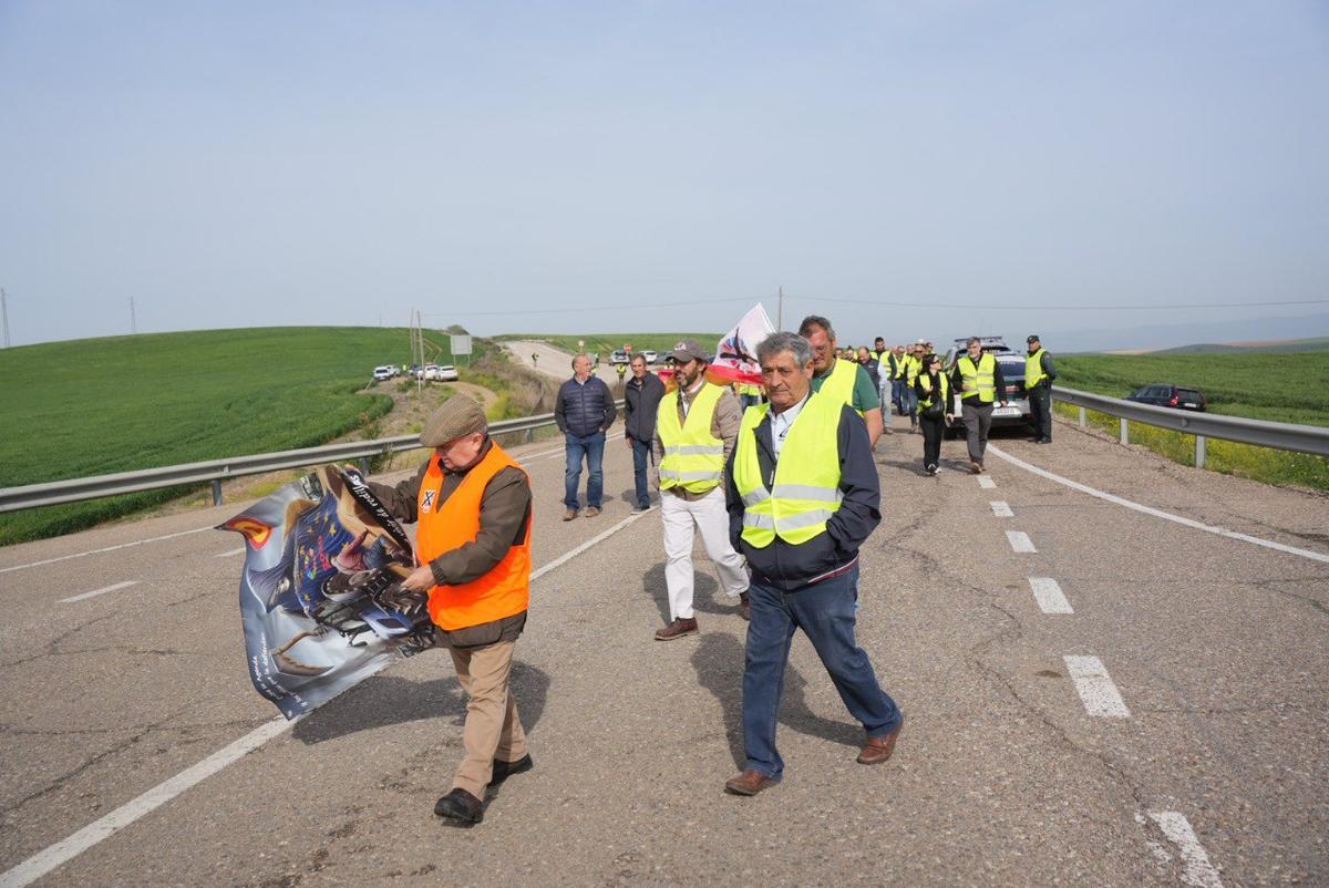 Los agricultores cordobeses vuelven a cortar la A-4 en una nueva protesta por la situación del campo