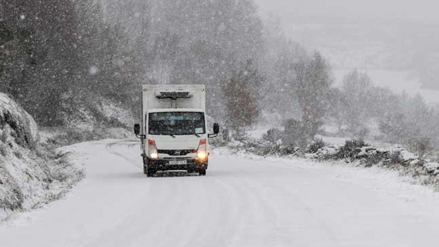 La nieve obliga a usar de nuevo cadenas en la montaña de Lugo